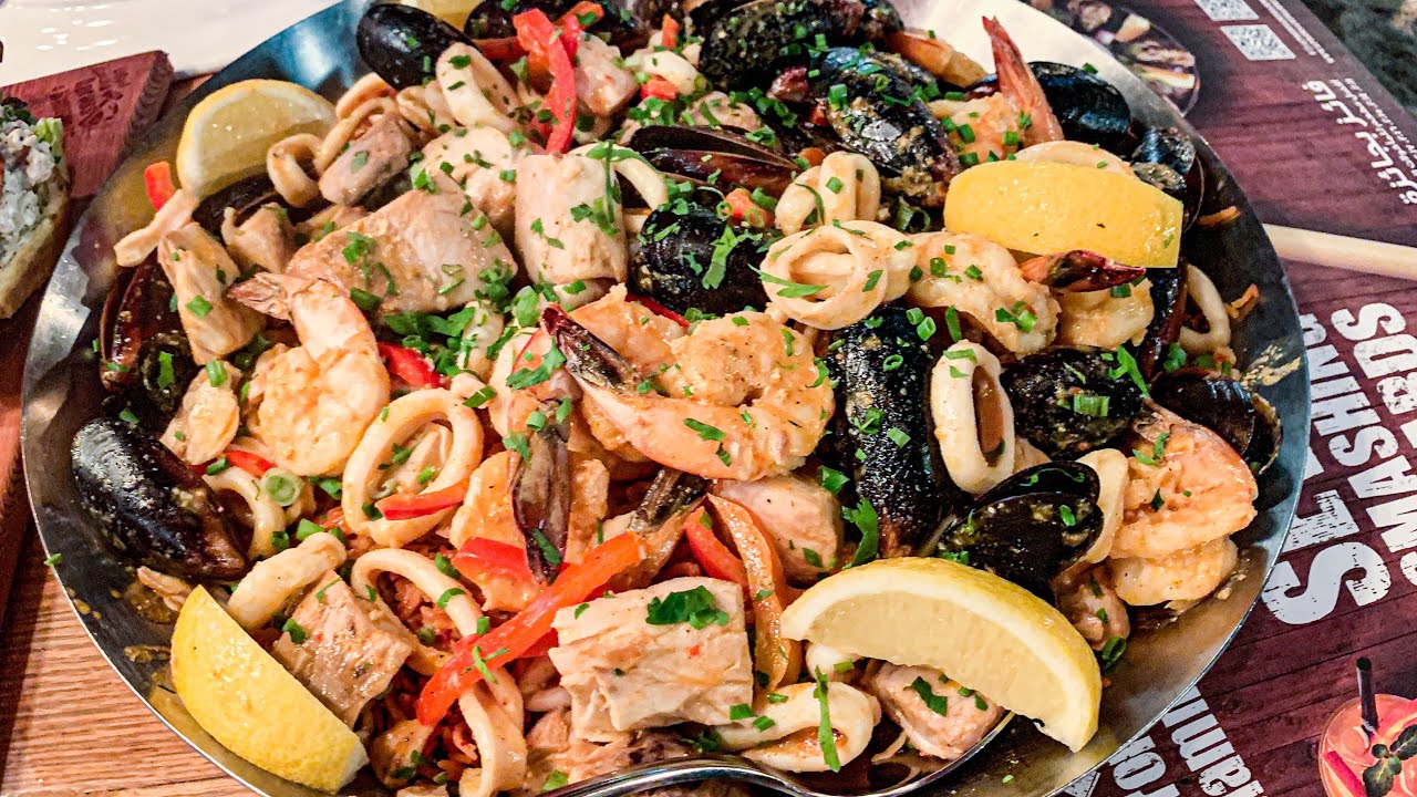 Aprons & Hammers: Eat Crab Like a King! Enjoy Seafood in a Bucket, Don't Miss Lobster!