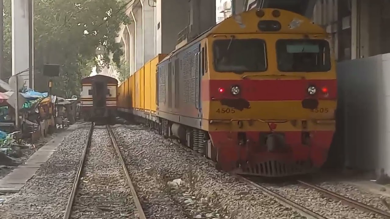 รถไฟ ขบวน 282 | ขบวน 2127 ผ่านจุดตัดทางรถไฟที่ถนนราชปรารภ แยกมักกะสัน (9/3/2566)