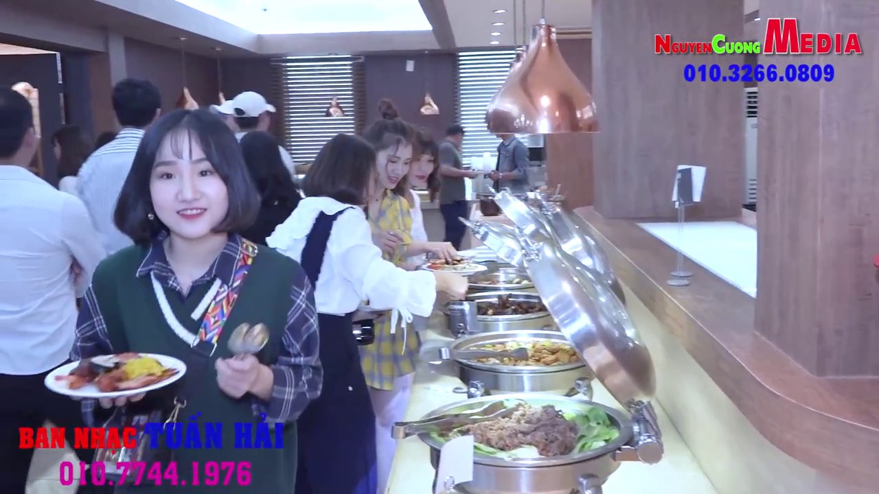 Dai Tiec Quan Khach Cung Ban Be Chu Re Tuan DU   Co Dau Viet TRINH