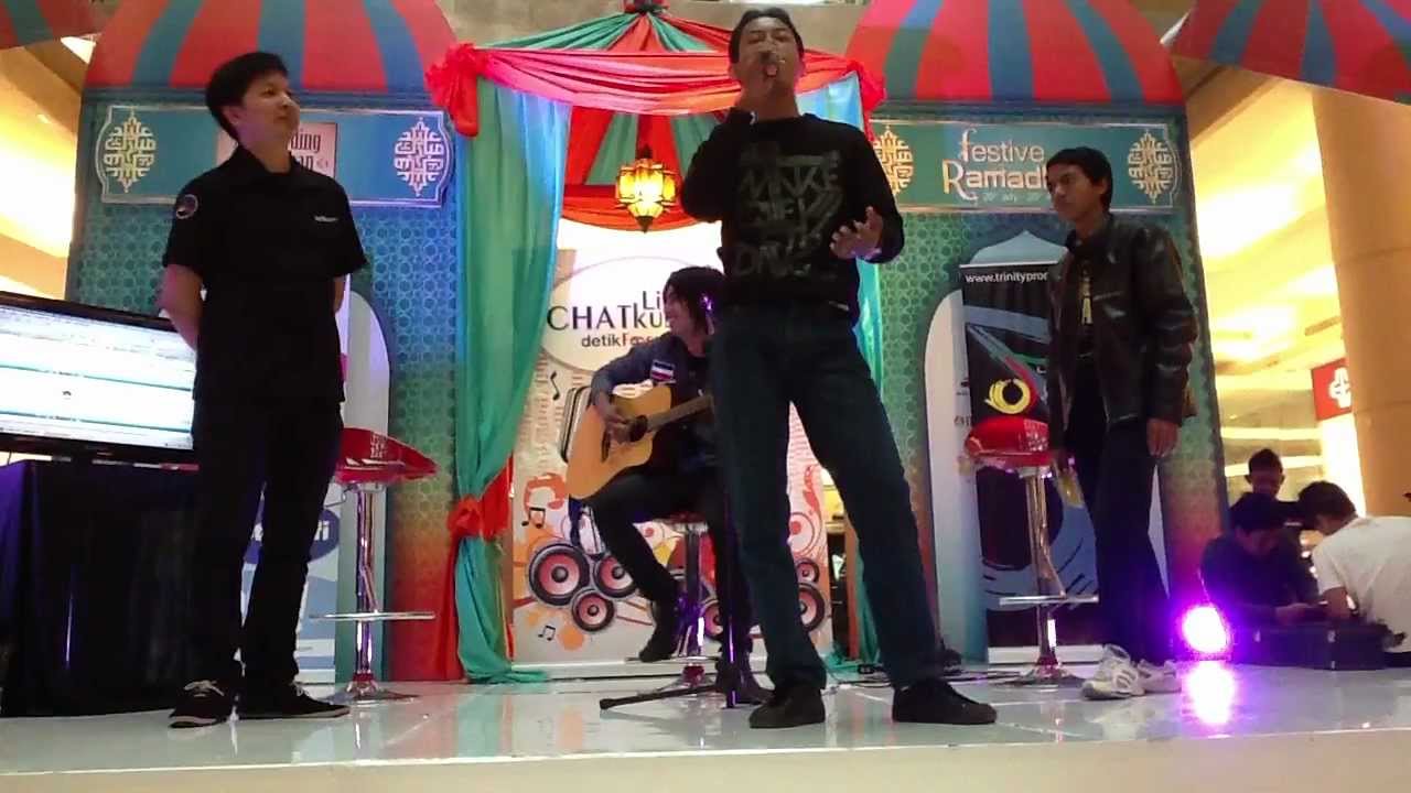 Charly SETIA Band mengiringi 2 setiaku bernyanyi gaya charly [ #LiveChatkustik @detikforum 03 ]