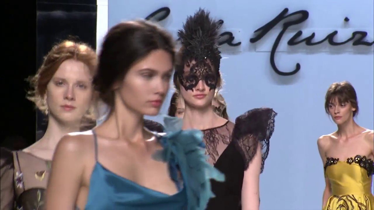 Vestidos de fiesta, ceremonia y Novia 2018 de Carla Ruiz