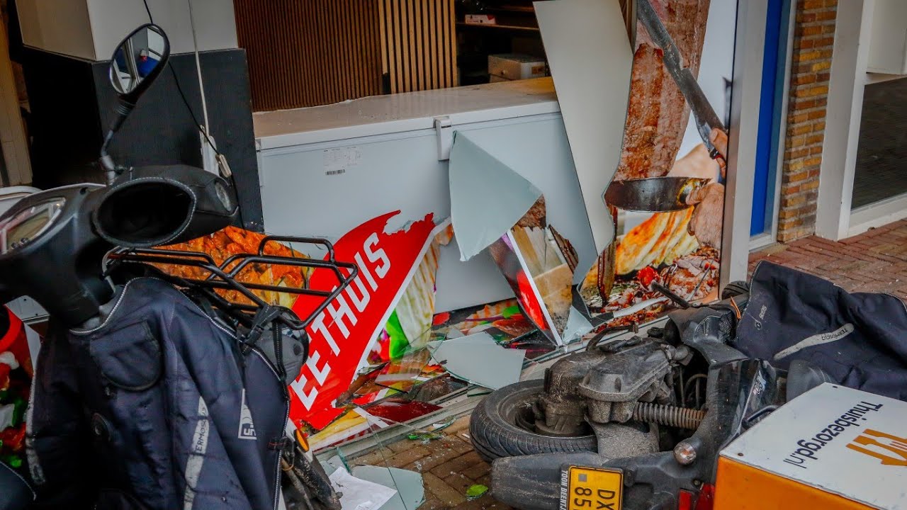 Auto rijdt bezorgscooter door ruit van eethuis op Europaplein Heemskerk. (11-01-2026)