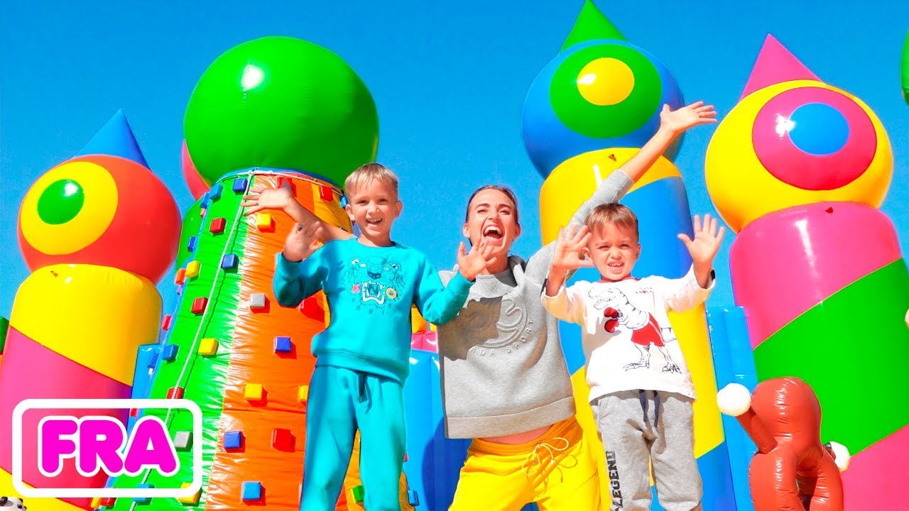 Vlad et Nikita dans le plus grand parc de structures gonflables pour enfants du monde