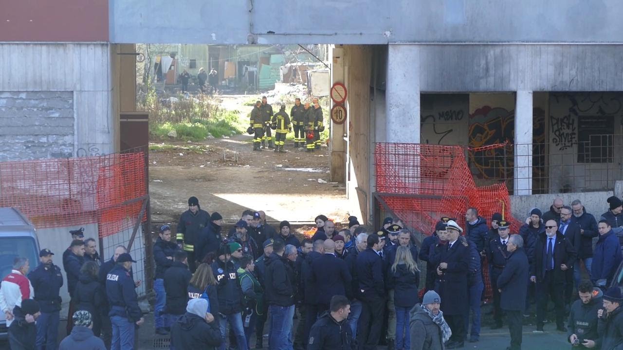 Roma, il giorno dello sgombero dell'ex Penicillina. Migranti in strada e Salvini contestato