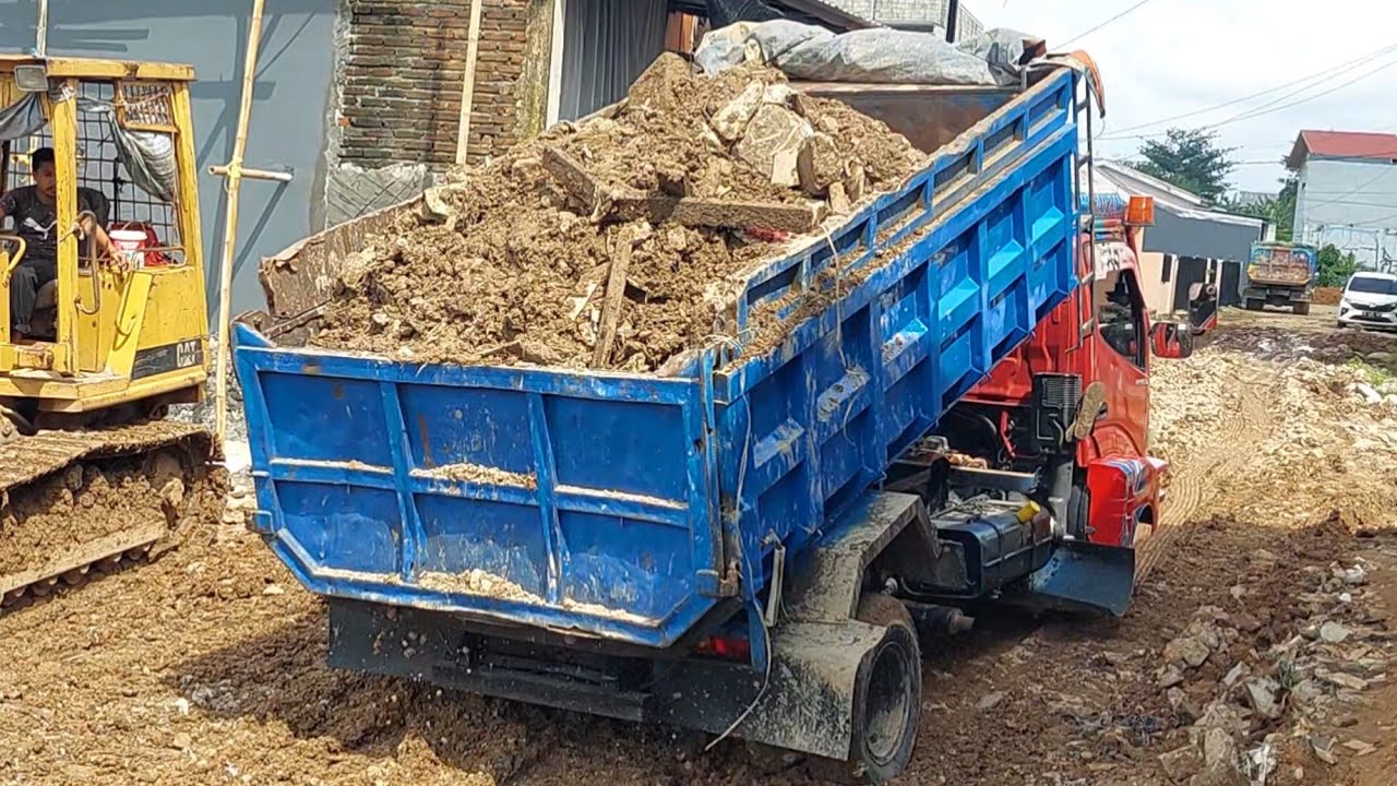 Mobil Dump Truk Pengangkut Muatan TIMBUNAN, Mundur JOMPLANG Muatan Full Bak Di Proyek Berlumpur 