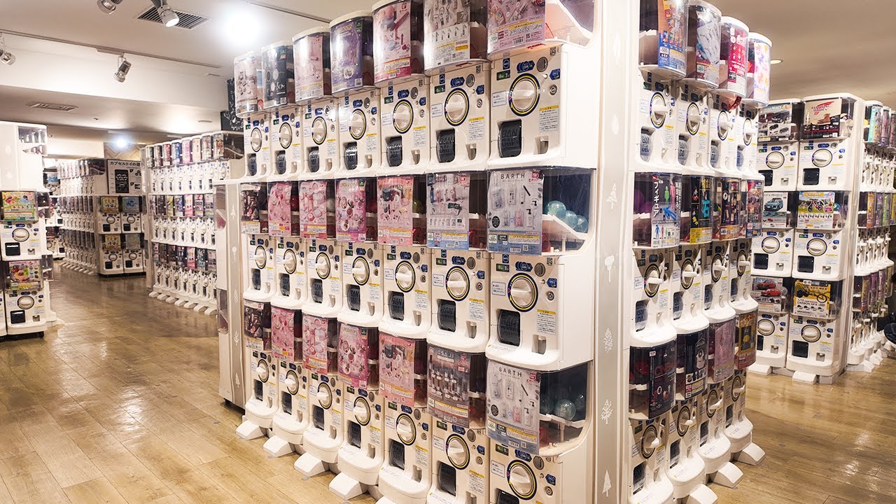 Trying Gachapon at a Capsule Toy Shop Connected to Shinjuku Station 🦖🇯🇵｜Gachagacha no Mori｜Tokyo