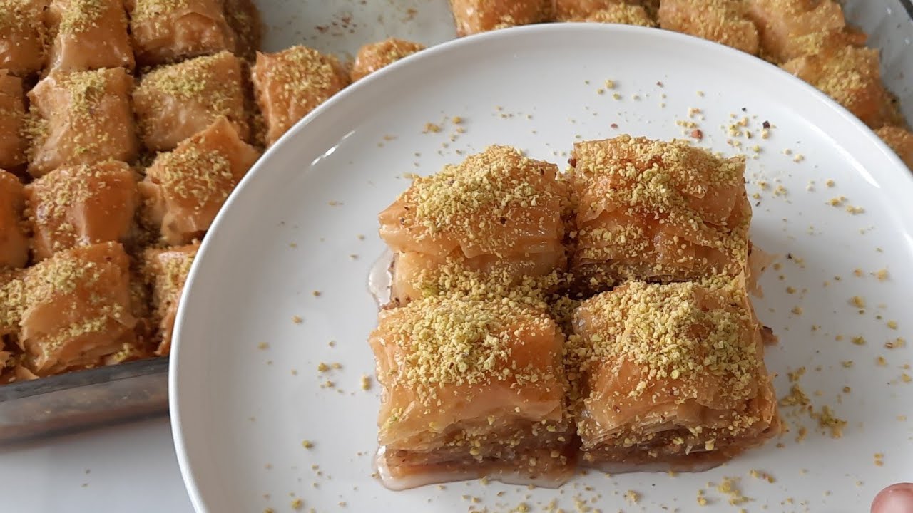 Bakllava me Pet të gatshme, që piqet për 1 orë dhe shkrihet në gojë
