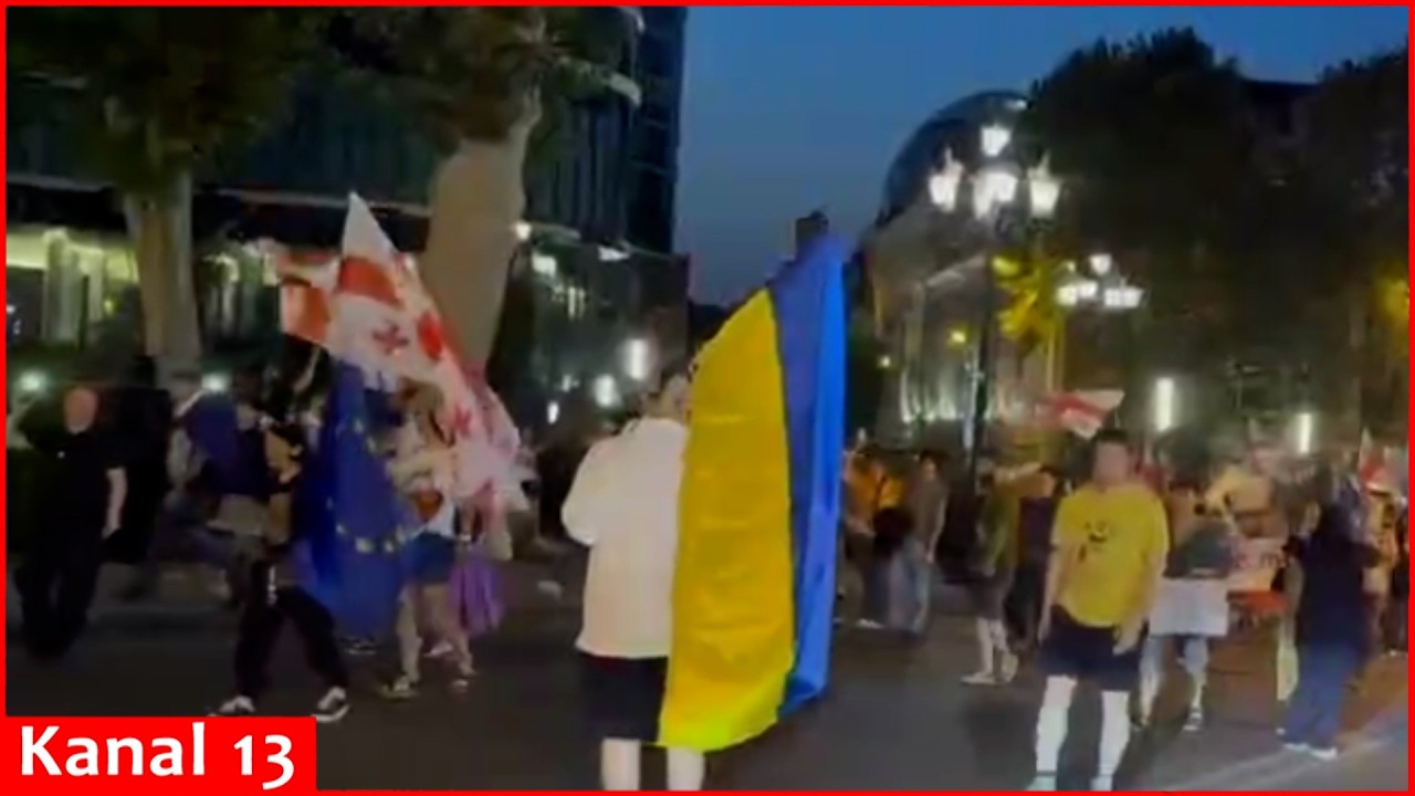 &laquo;Путин &mdash; это &laquo;*рой&raquo; &mdash; в Тбилиси протестуют против Путина и России: украинские флаги заполнили улицы&raquo;