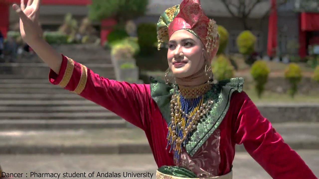 Tari Rantak Oleh Mahasiswa Fakultas Farmasi Universitas Andalas