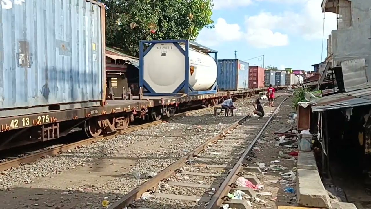 KA peti kemas saat melewati stasiun mesigit