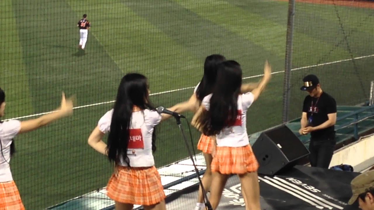 롯데치어리더 '귓방망이'