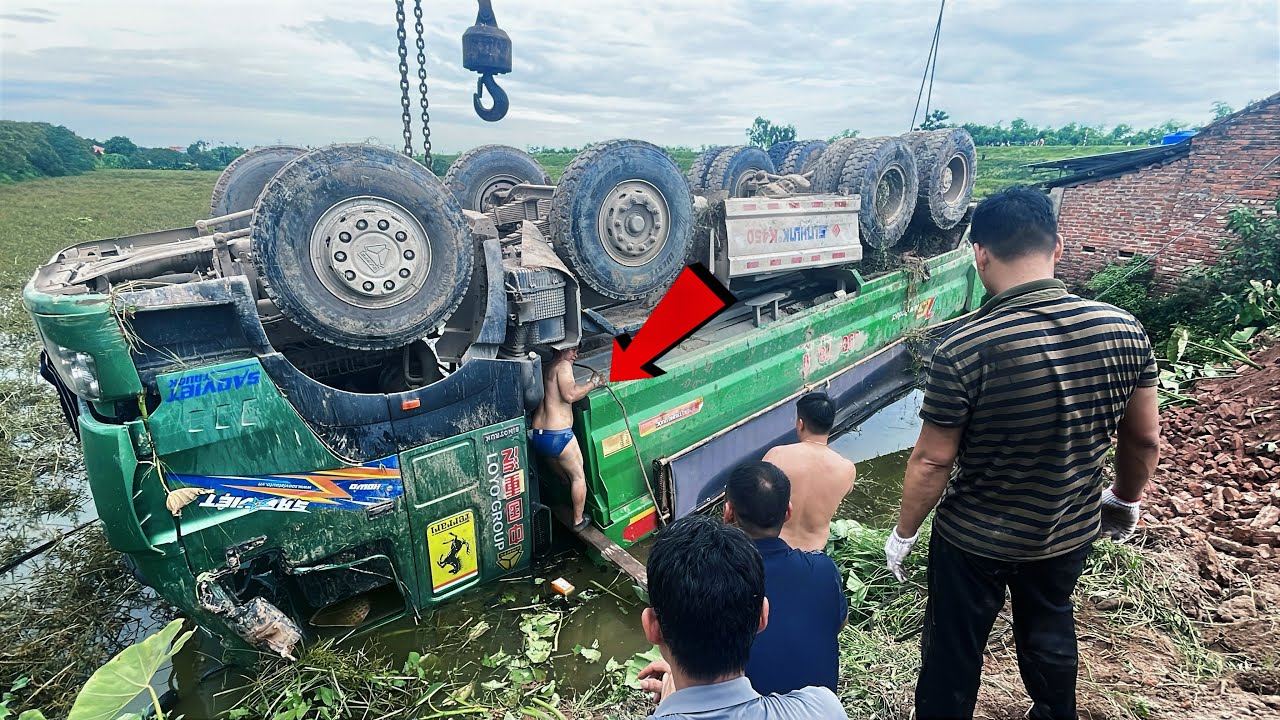 QUY TR&Igrave;NH GIẢI CỨU: XE BEN HOWO LAO DỐC BỊ LẬT V&Agrave; ĐƯỢC CỨU HỘ BỞI  XE CẦN CẨU CHUY&Ecirc;N DỤNG 50 TẤN