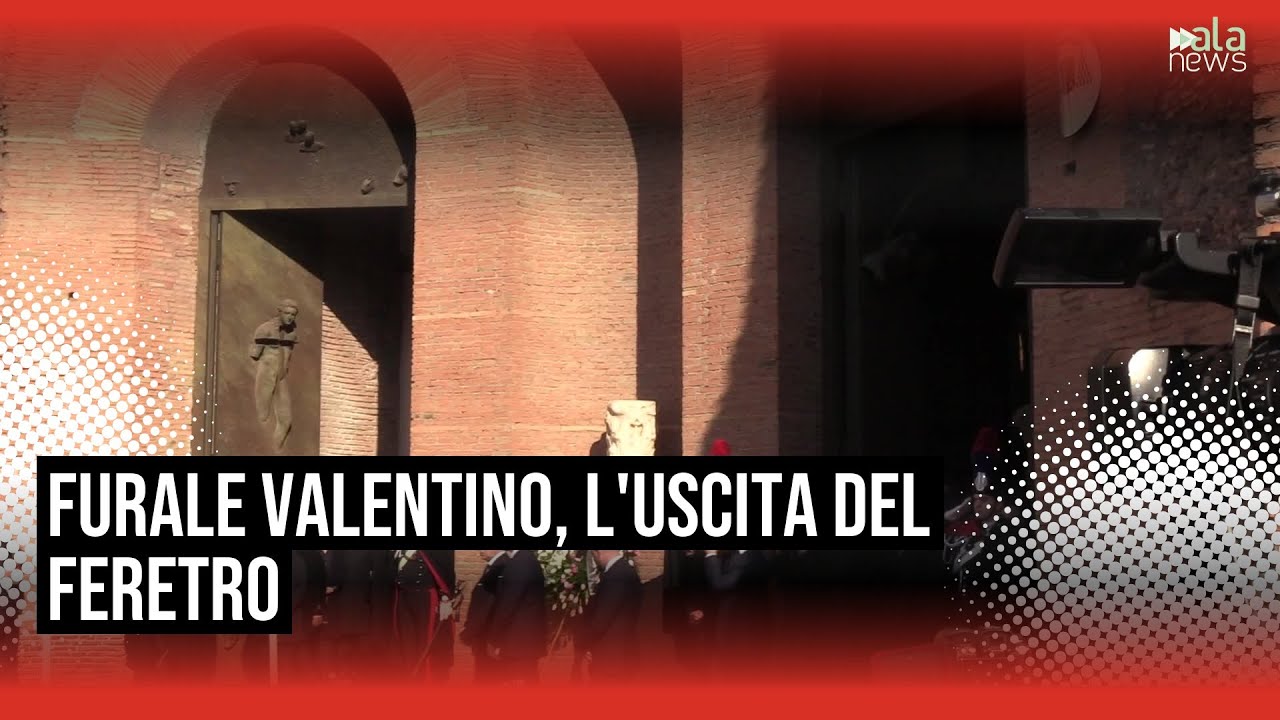 Feretro Valentino parte per il cimitero, sulla bara cuscino rose bianche
