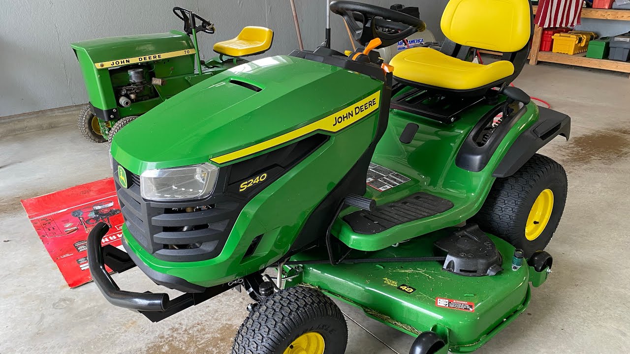 New John Deere S240 lawn mower, 21.5 hp Kawasaki engine (first impression)