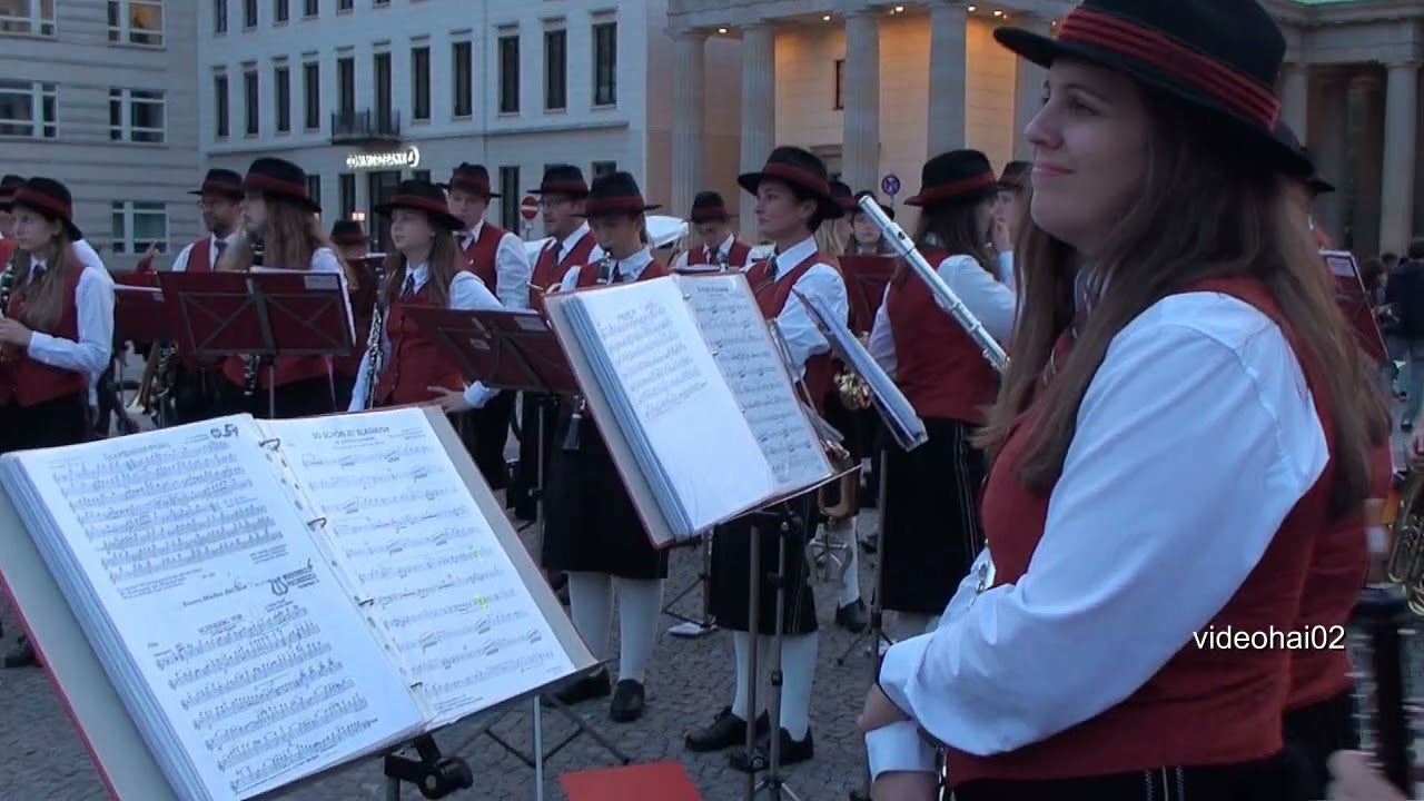Österreichisches Blasorchester gibt am Brandenburger Tor ein Ständchen