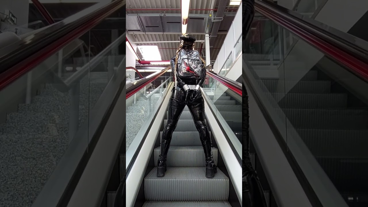 cuffed up the escalator into the BoFeWo trade fair/gefesselt die Rolltreppe hich in die Messe BoFeWo
