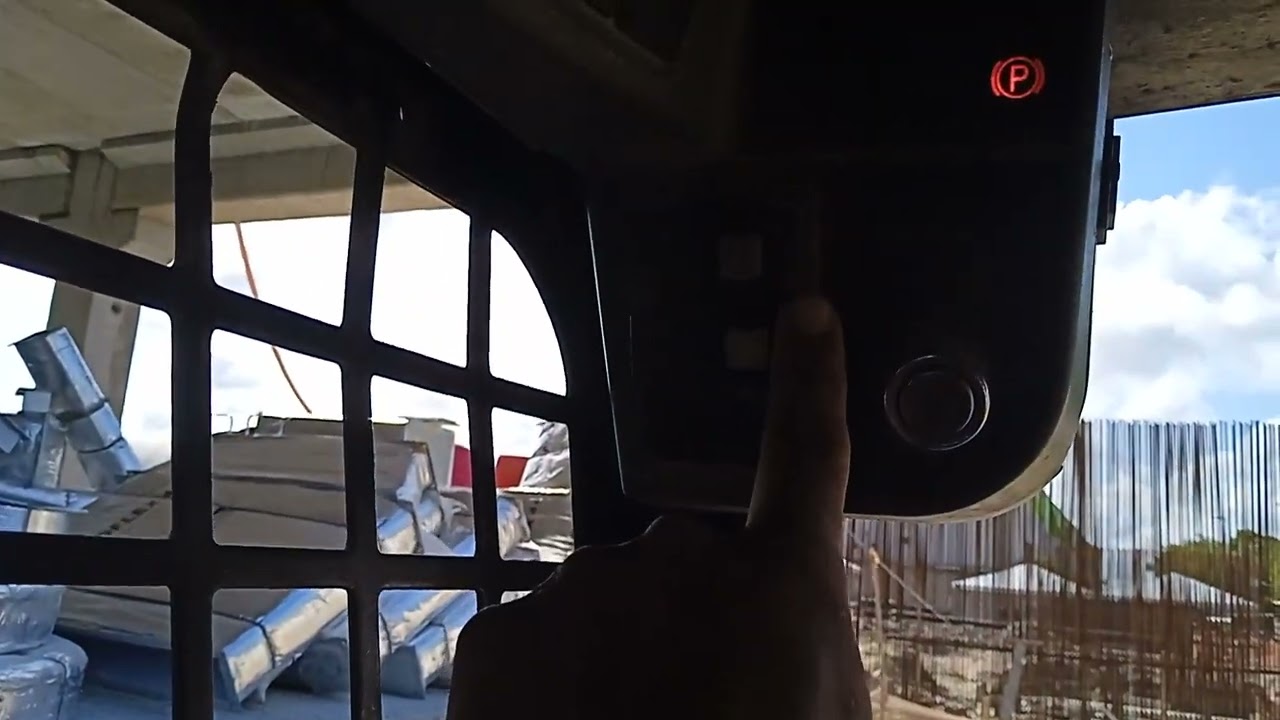 Vídeo aula como Operar Bob CAT Caterpillar ( Mini Carregadeira )