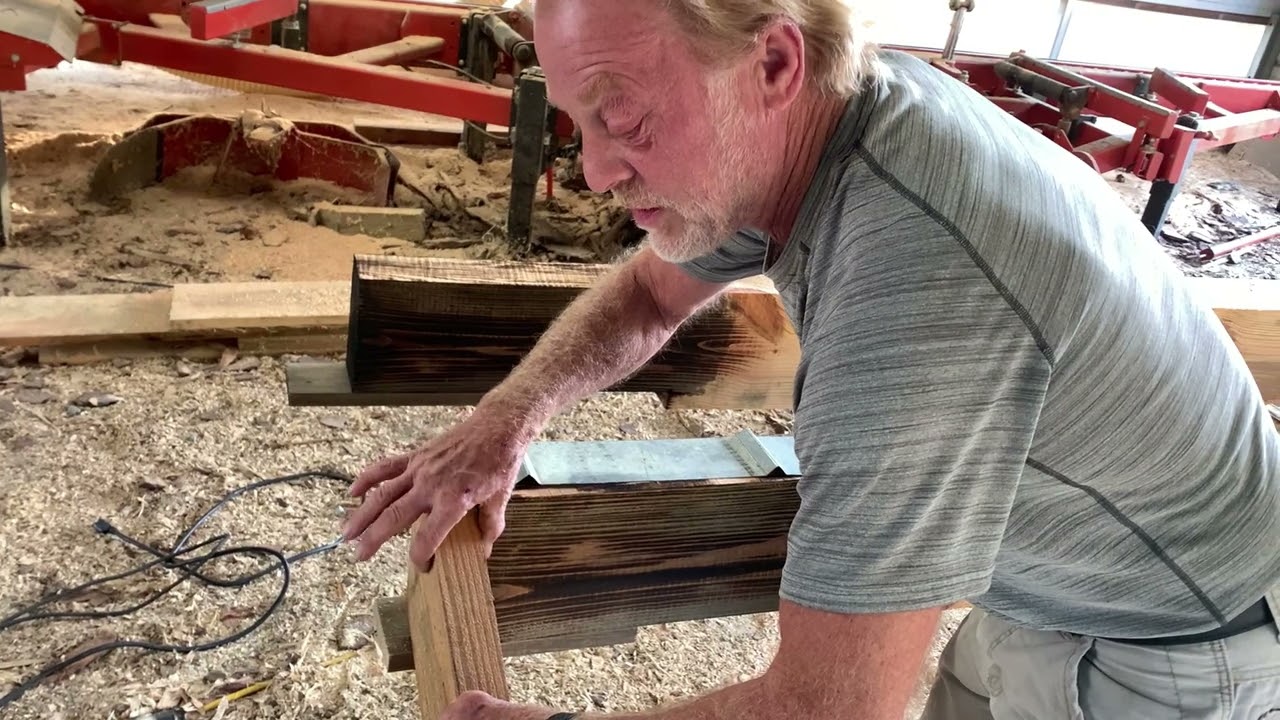 Строительство бревенчатого дома Woodmizer; Разметка конька для выравнивания металлической кровли.