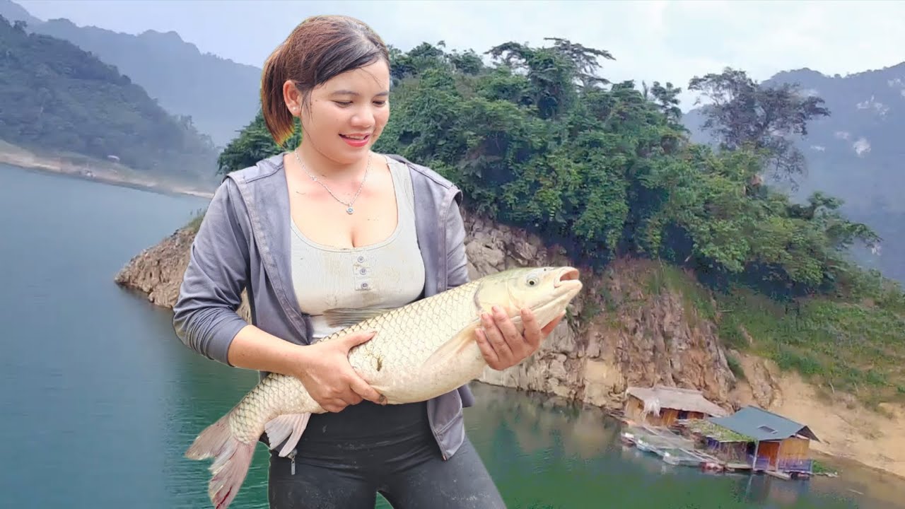 The girl on the lake returned to her hometown with siblings to harvest fish in the pond.