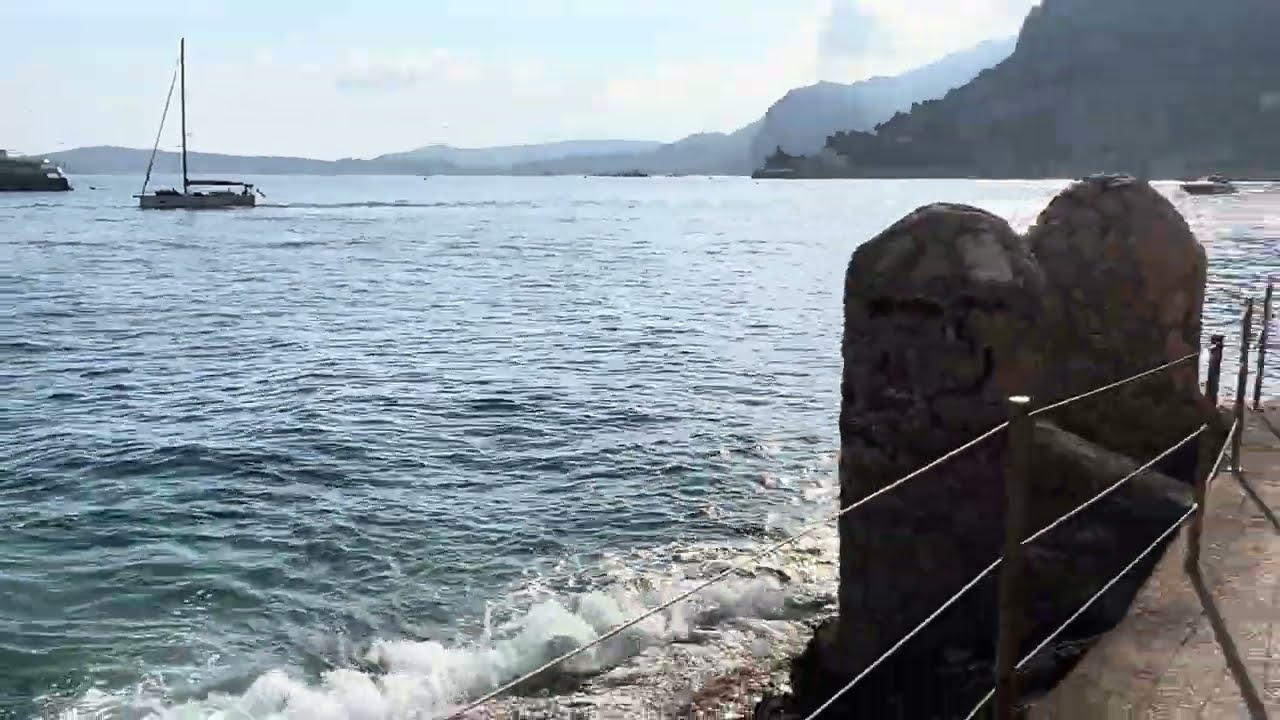 Promenade Cap-d’Ail | sentier côtier menant à la « Mala », une petite plage isolée et préservée 🏖️.