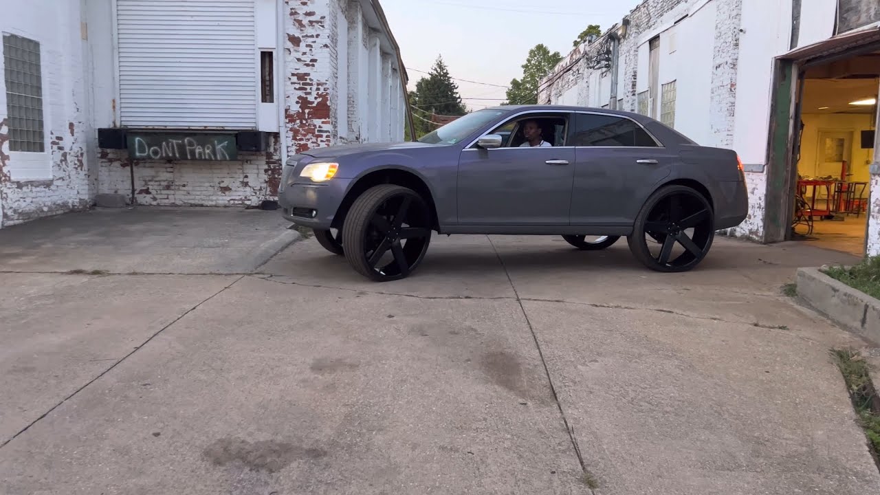 Chrysler Hemi 300c on 30” Dub Ballers