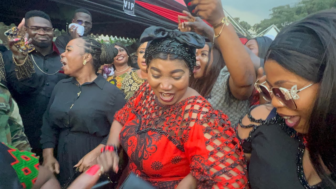 Broda Sammy’s Electrifying Performance Turns Opambour’s Wife Into A Bad Girl Dancer At A Funeral