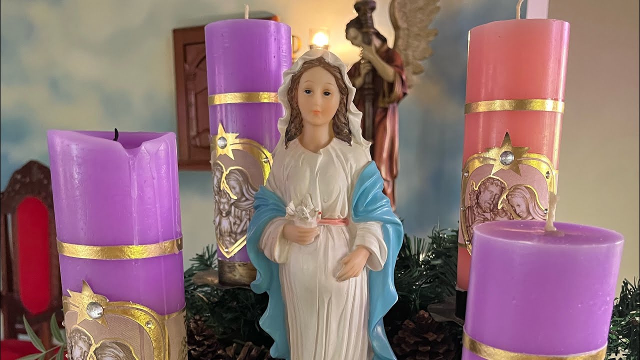 Como o Sol nasce da aurora, de Maria nascerá.Aquele que a terra seca, em jardim converterá..