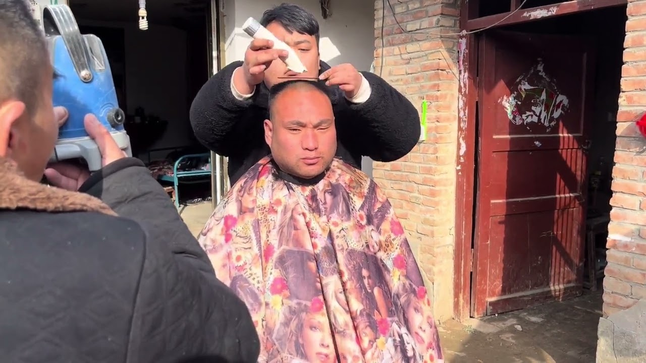 红伟嫌鑫磊剪的平头不平！鑫磊拿出看家本领！抄平仪拐尺齐上阵！ #我的乡村生活 #农村搞笑段子