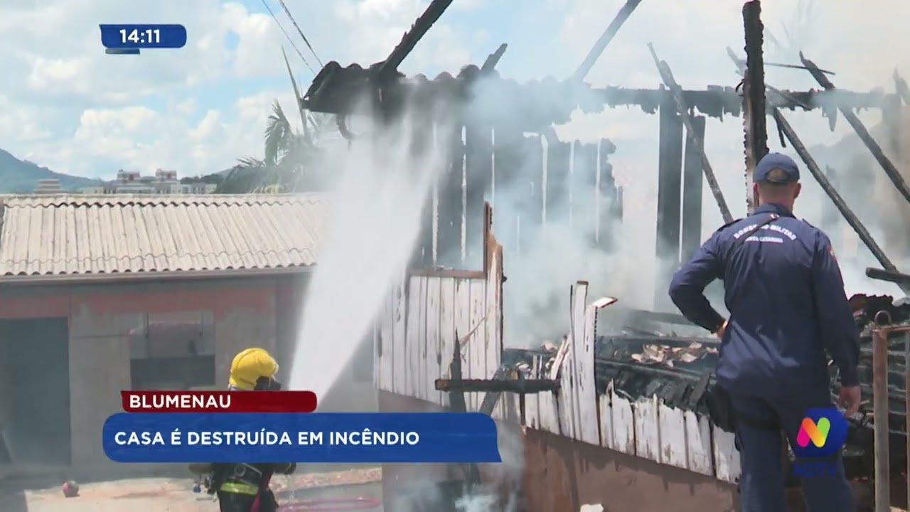 Em Blumenau, casa é destruída em incêndio