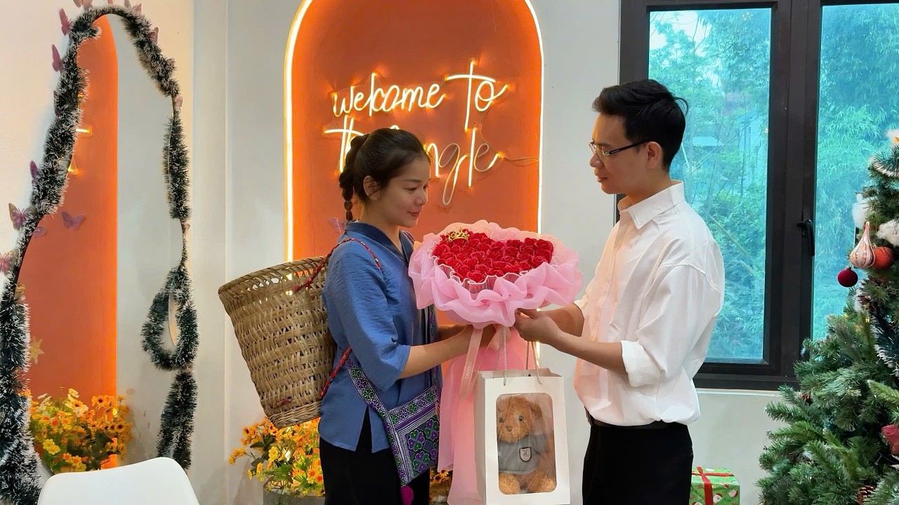 Добрый директор удивил бедную одинокую мать в женский день Вьетнама