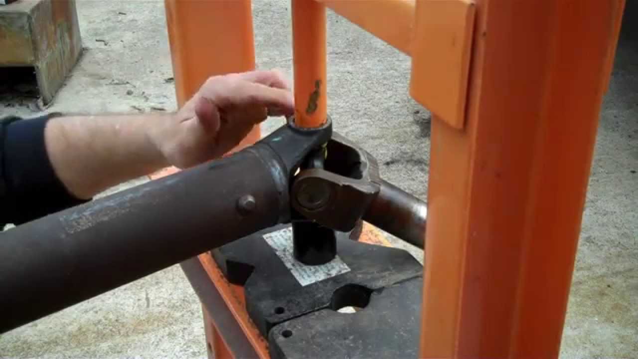 Jeep Wrangler YJ  - Changing U-Joints in the rear drive shaft. Part 1