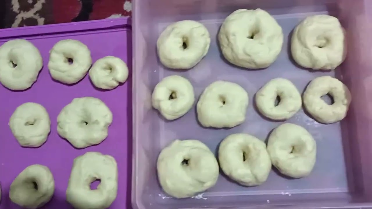 Proses Fermentasi Adonan Donat oleh Jamur Saccharomyces cerevisiae dalam Produksi makanan. 