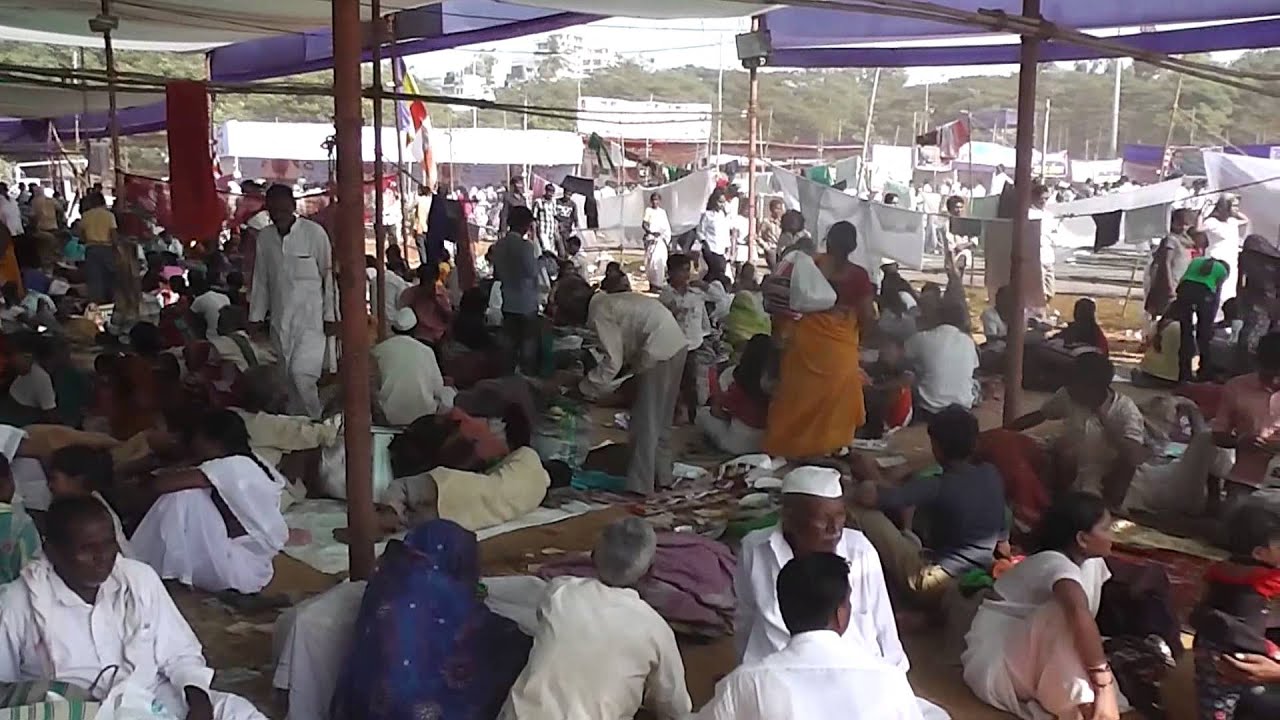 Chaitya Bhumi 2013: The crowd visiting Ambedkar's Monument