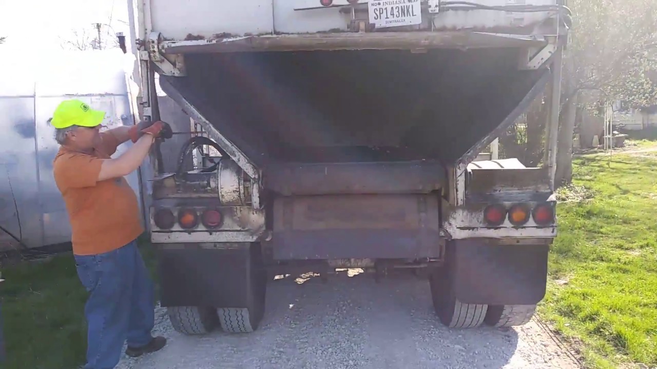 Belt Trailer Dumping Gravel