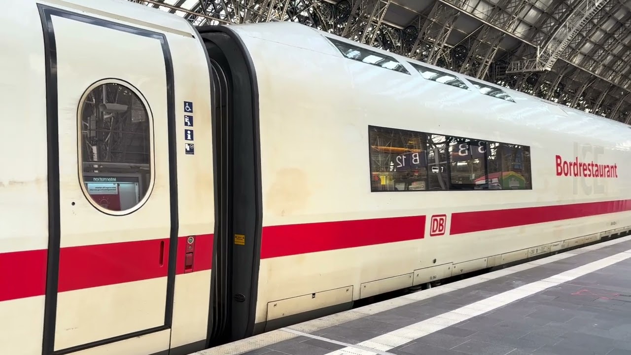 Die ICE 1 fährt von Gleis 13 in Frankfurt (Main) Hbf ab.