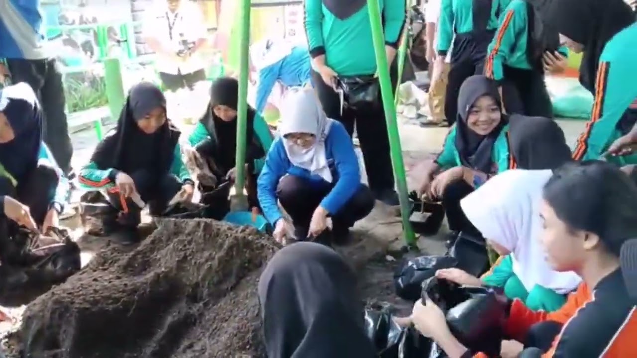 PENANAMAN BIBIT CABAI RAWIT, CABAI BESAR, DAN TOMAT DALAM RANGKA SPI (SEKOLAH PEDULI INFLASI) 2025