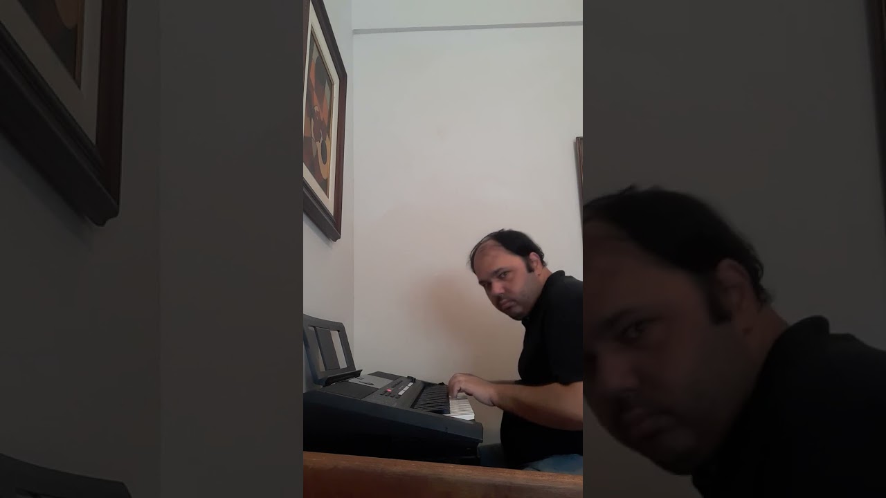 (Marcelo Farjun) tocando a bela (música do The Beatles-And I love Her) no teclado com talento!