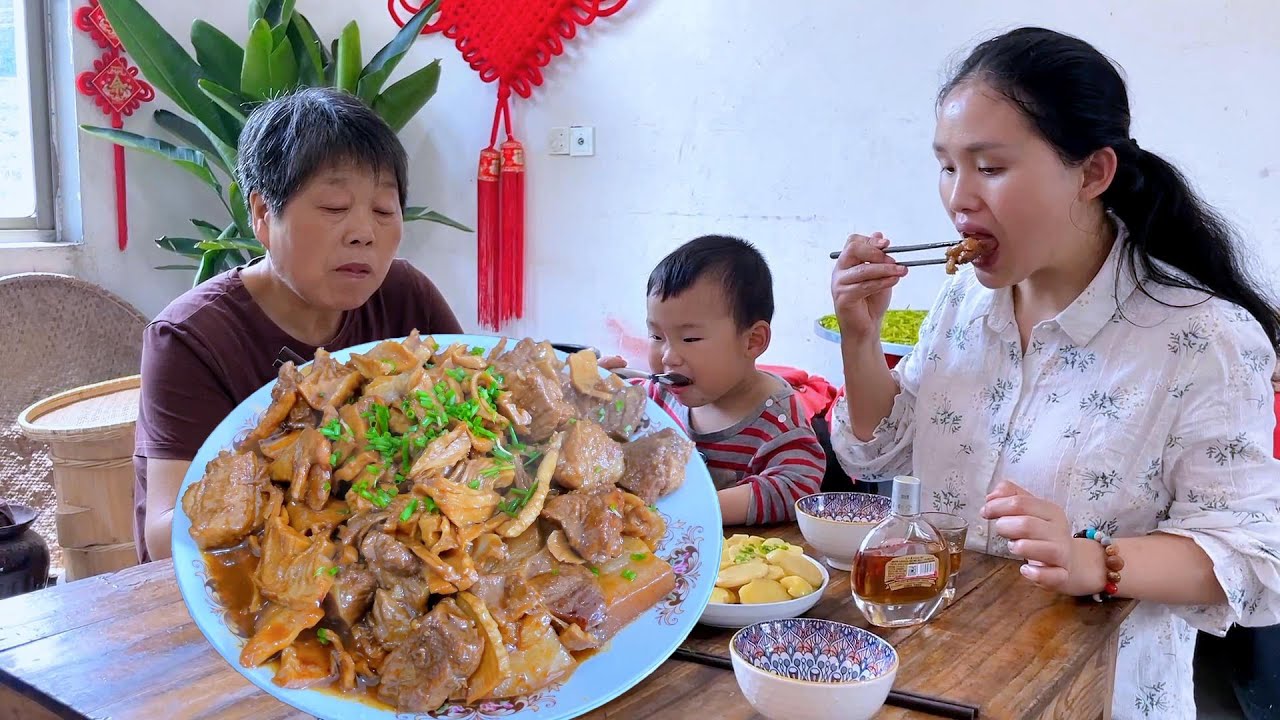 Свежие сушеные побеги бамбука в сочетании с тушеной свининой — аромат просто переполняет!