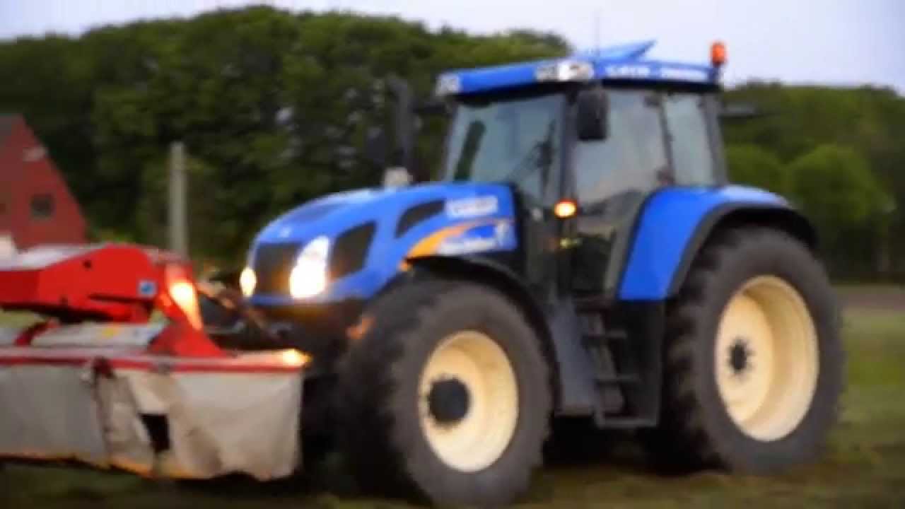 New Holland TVT 195 LU Laumann mäht Silage