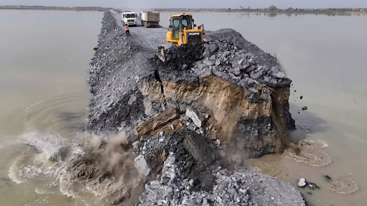 Be Watchful Work!! Bulldozer Operator Push Stone to Link the Land Boundary and Construction Road