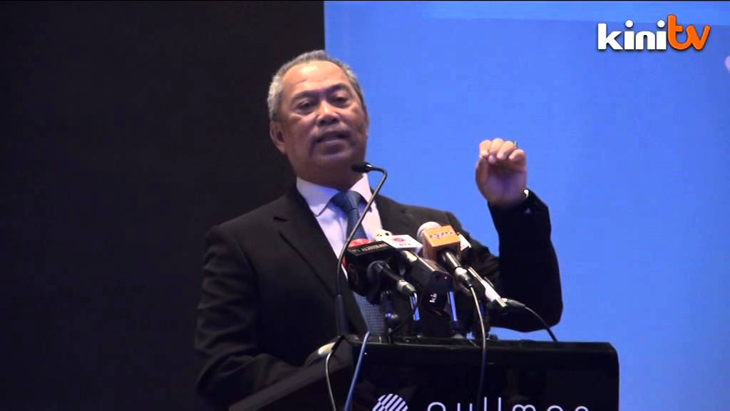 Muhyiddin: Graduates who can't speak English 'baffling'