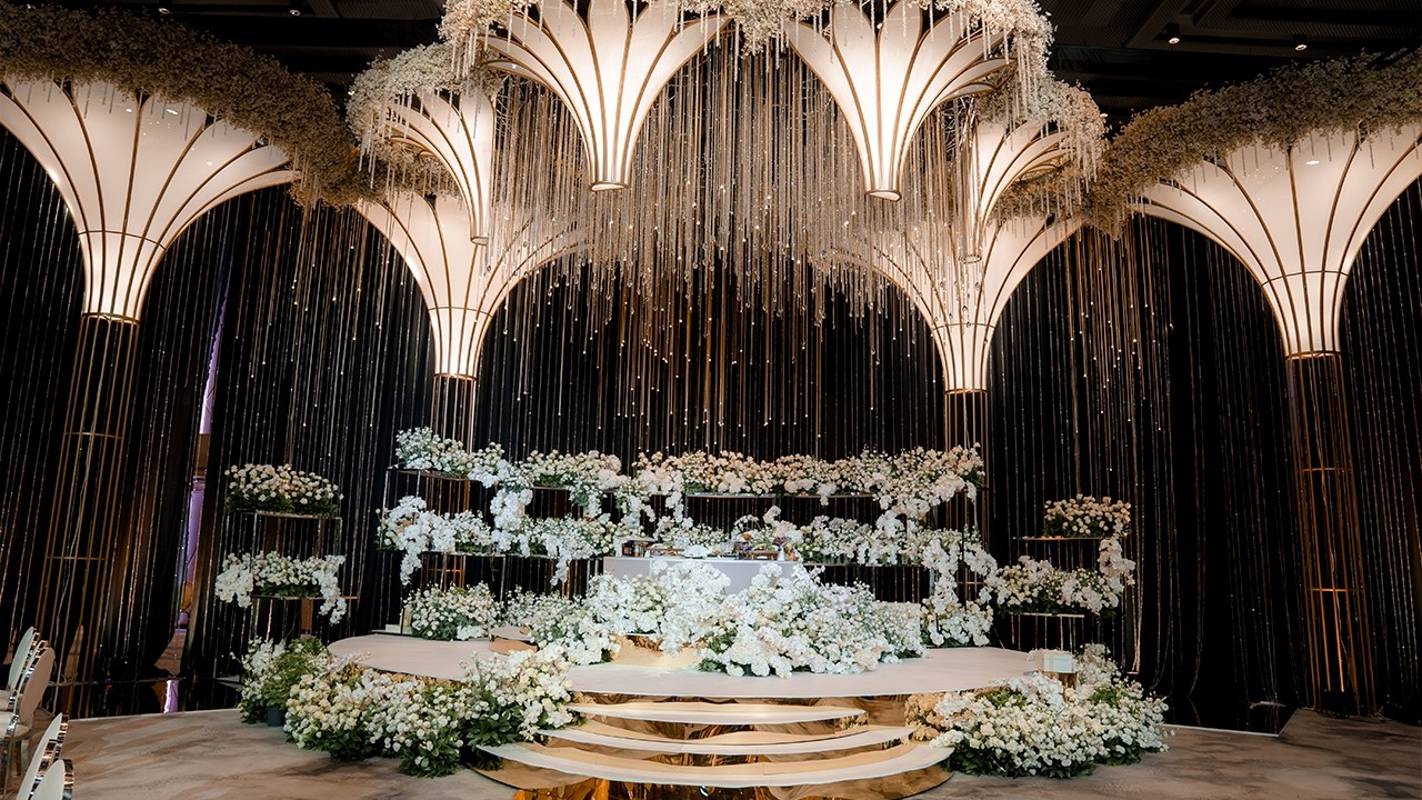 You’ve Never Seen a Venue Transformations Wedding Like This… A Million Roses? Just Mon Amie Magic 💍