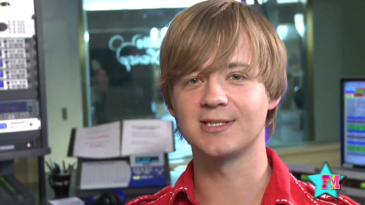 Jason Earles Describes Watching Miley Cyrus Grow Up