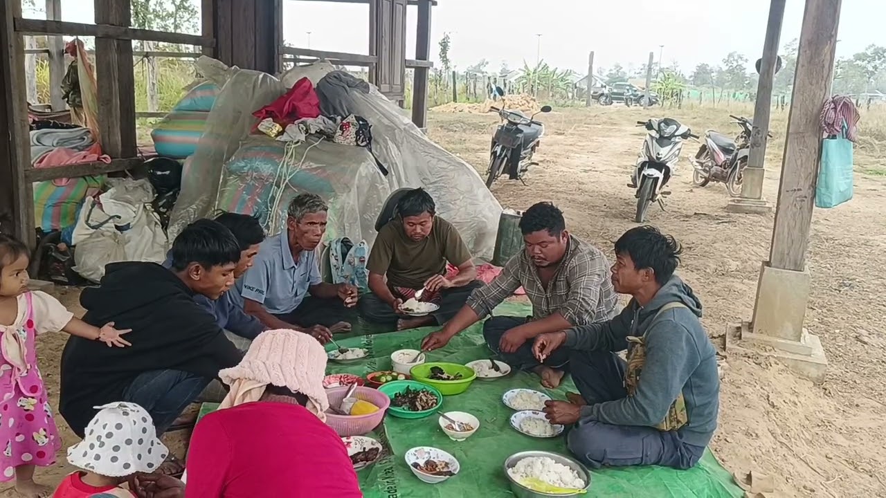 គ្រួសារពូនឿតធ្វើរោងលើដីរបស់គាត់ហើយបងប្អូនមកជួយអ៊ូអរណាស់