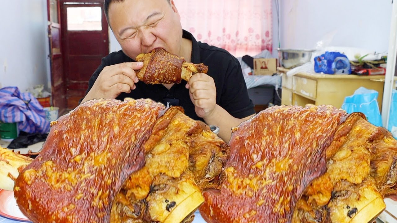 铁粉点的脆皮猪肘安排啦，配上爆辣螺蛳粉，大口啃肘子超级脆爽【cram阿强】