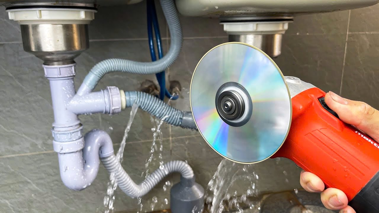 Niewiele os&oacute;b zna tę sztuczkę! Wł&oacute;ż płyty CD do szlifierki kątowej i szybciej napraw instalację wodn