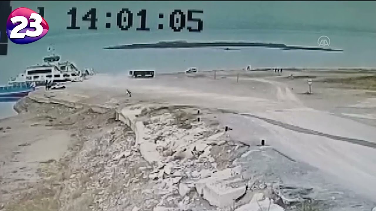 Atabey Feribot İskelesi’nde Özel Halk Otobüsü Suya Düştü