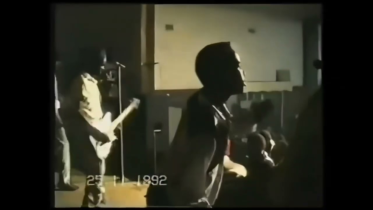 Leonard Dembo - Live Show playing Munovenga mudzimai wangu