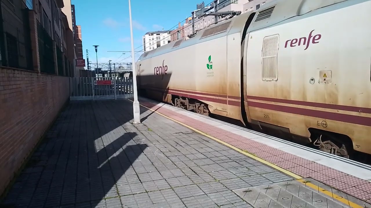 Alvia S 130 (Rama 45) destino Barcelona Sants entrando y saliendo de la estación de Ponferrada 