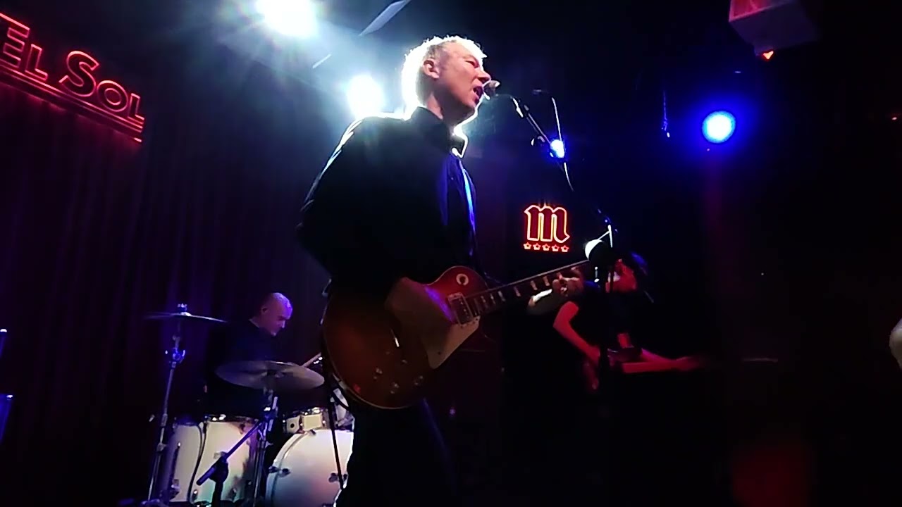 PINK TURNS BLUE -15-1-26). WALKING ON BOTH SIDES. Live in Madrid (15-1-26). Sala El Sol.